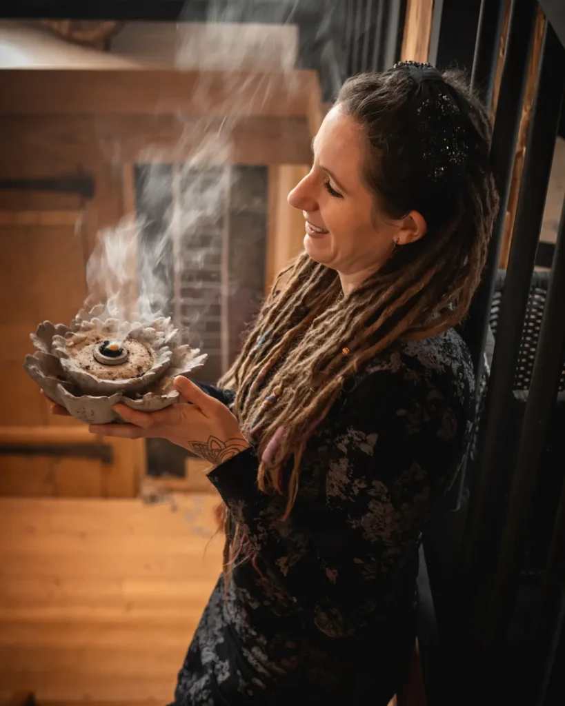 Rauhnaechten-feinsein-tanjasuppiger-frau-braids-rauch