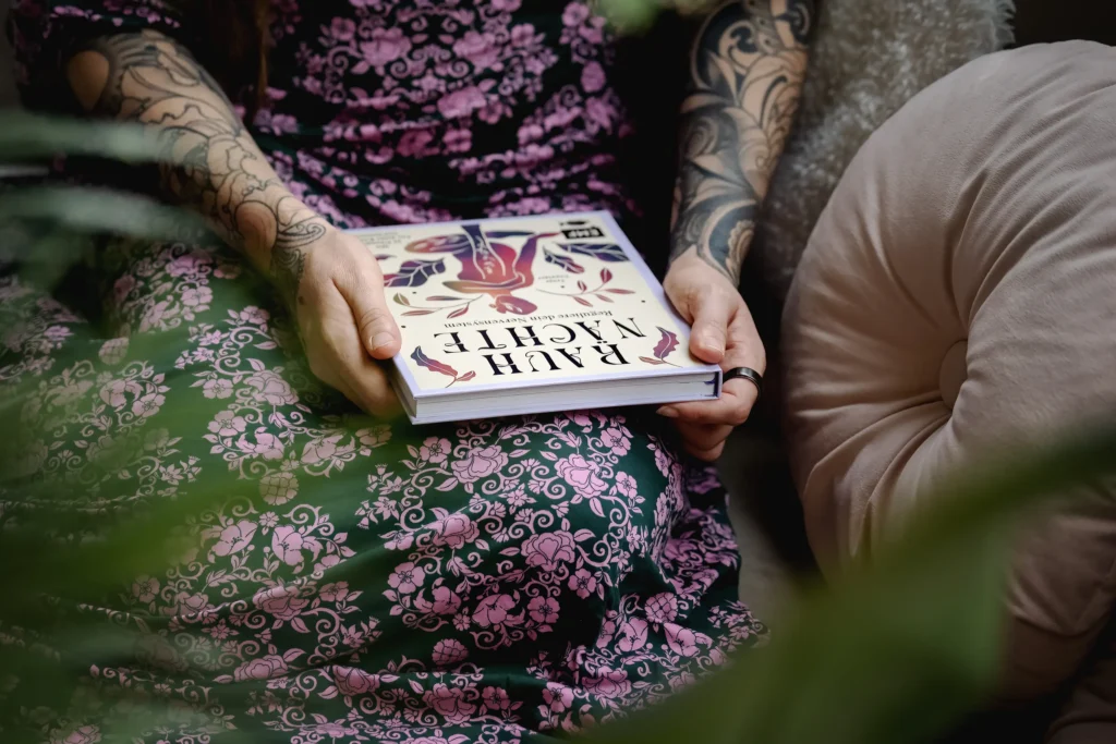 Tanja Suppiger mit ihrem Buch "Rauhnächte - Reguliere dein Nervensystem" in den Händen