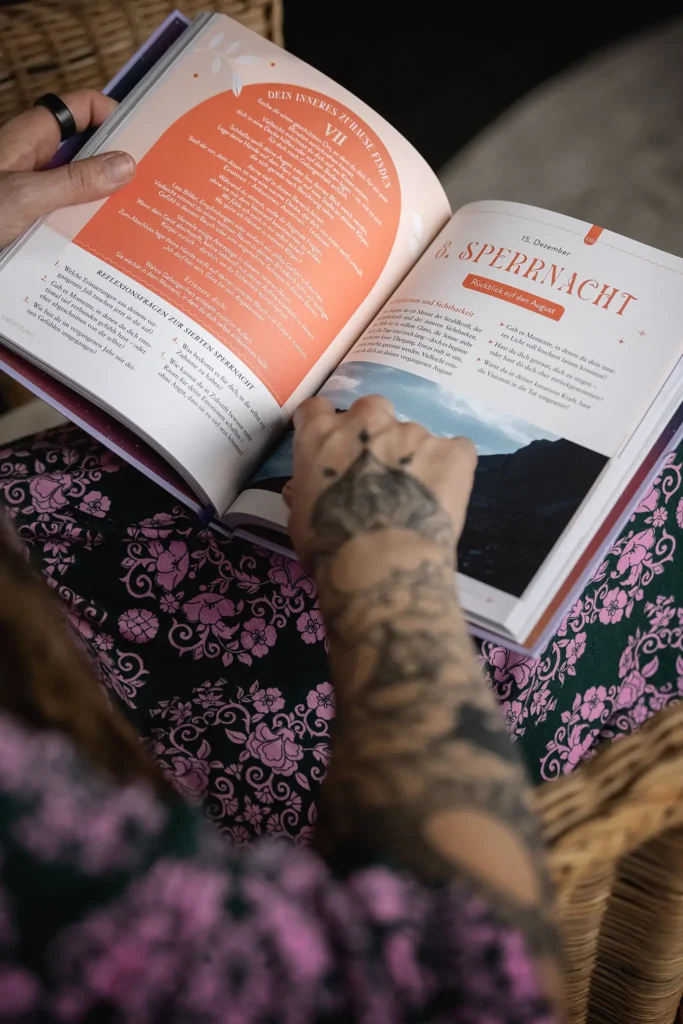 Tanja Suppiger liest in ihrem Buch "Rauhnächte - reguliere dein Nervensystem" Man sieht eine offene Seite zur 5. Sperrnacht